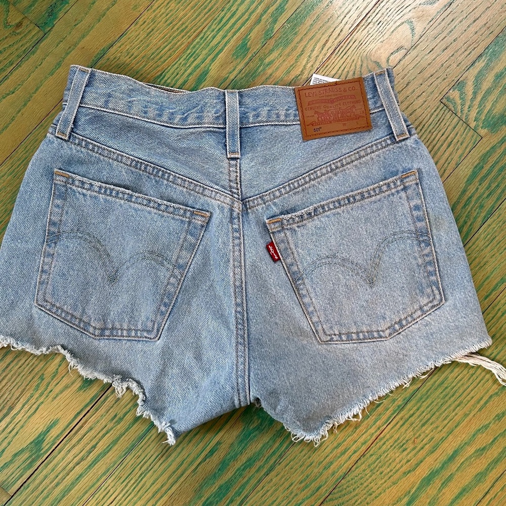 Levis 501 shorts W24